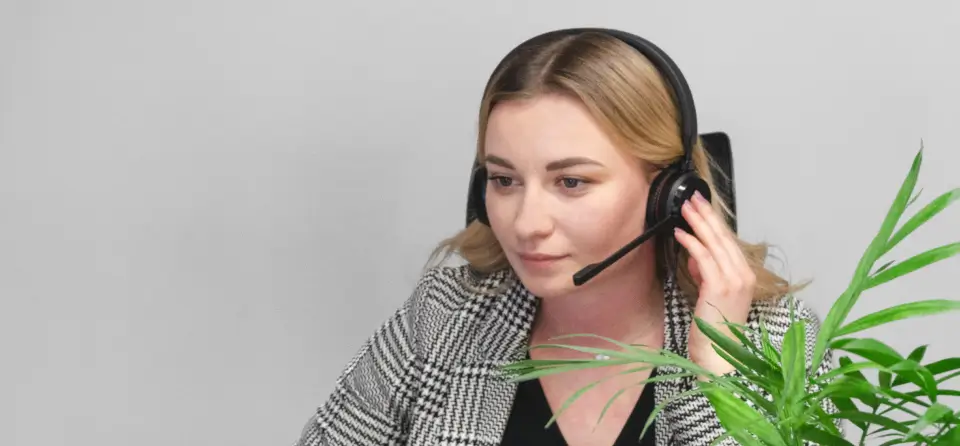 pracownik-boku-przy-telefonie