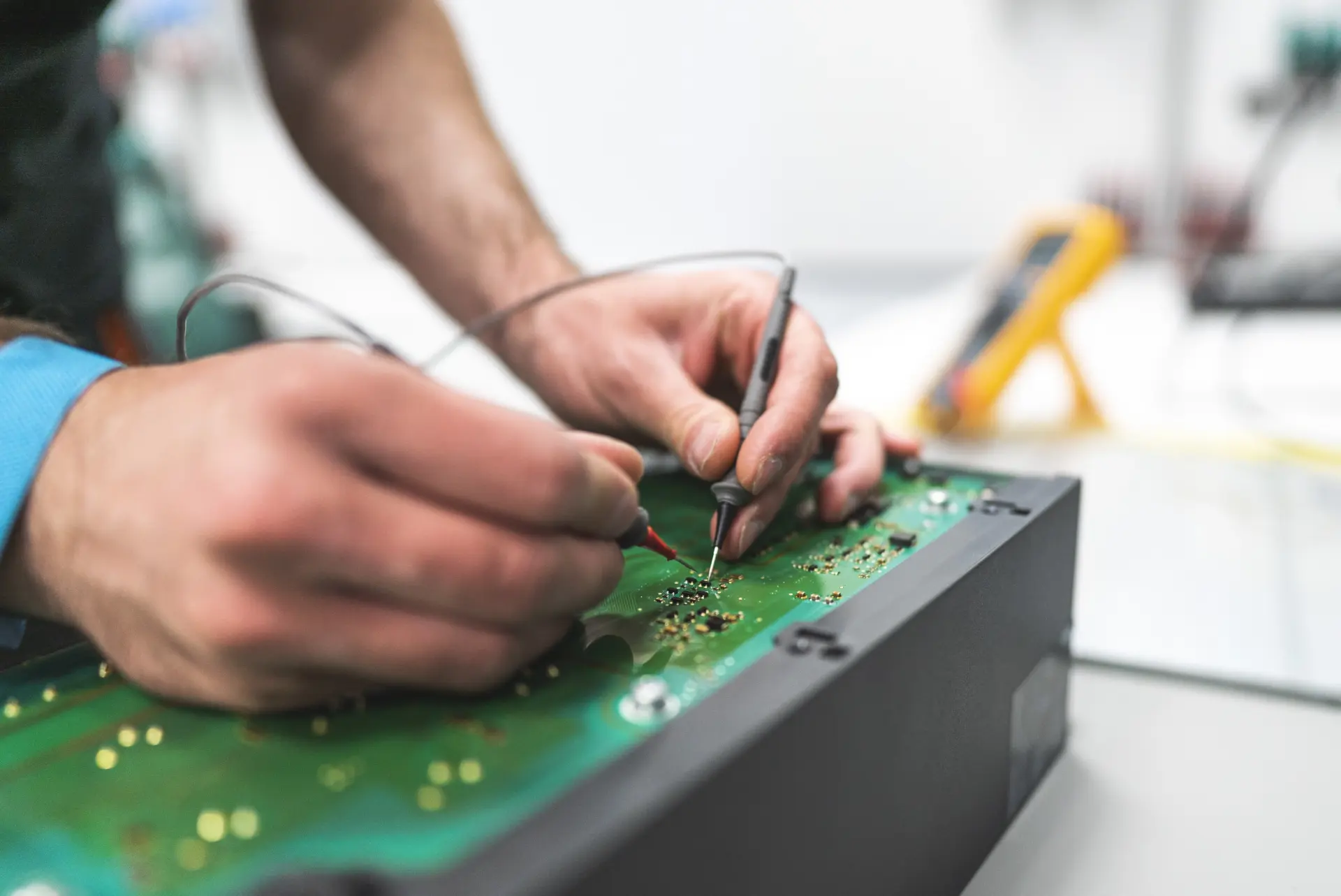 Technik naprawia uszkodzoną płytę