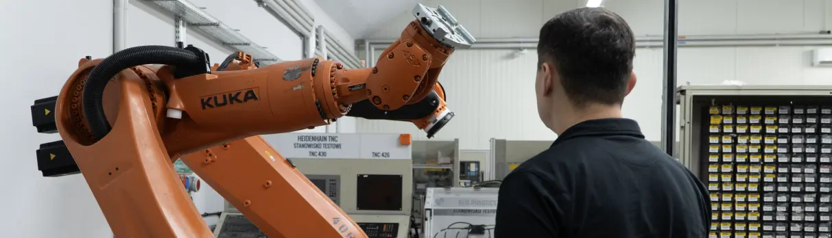 KUKA robot operator at the machine at Neethsel HK