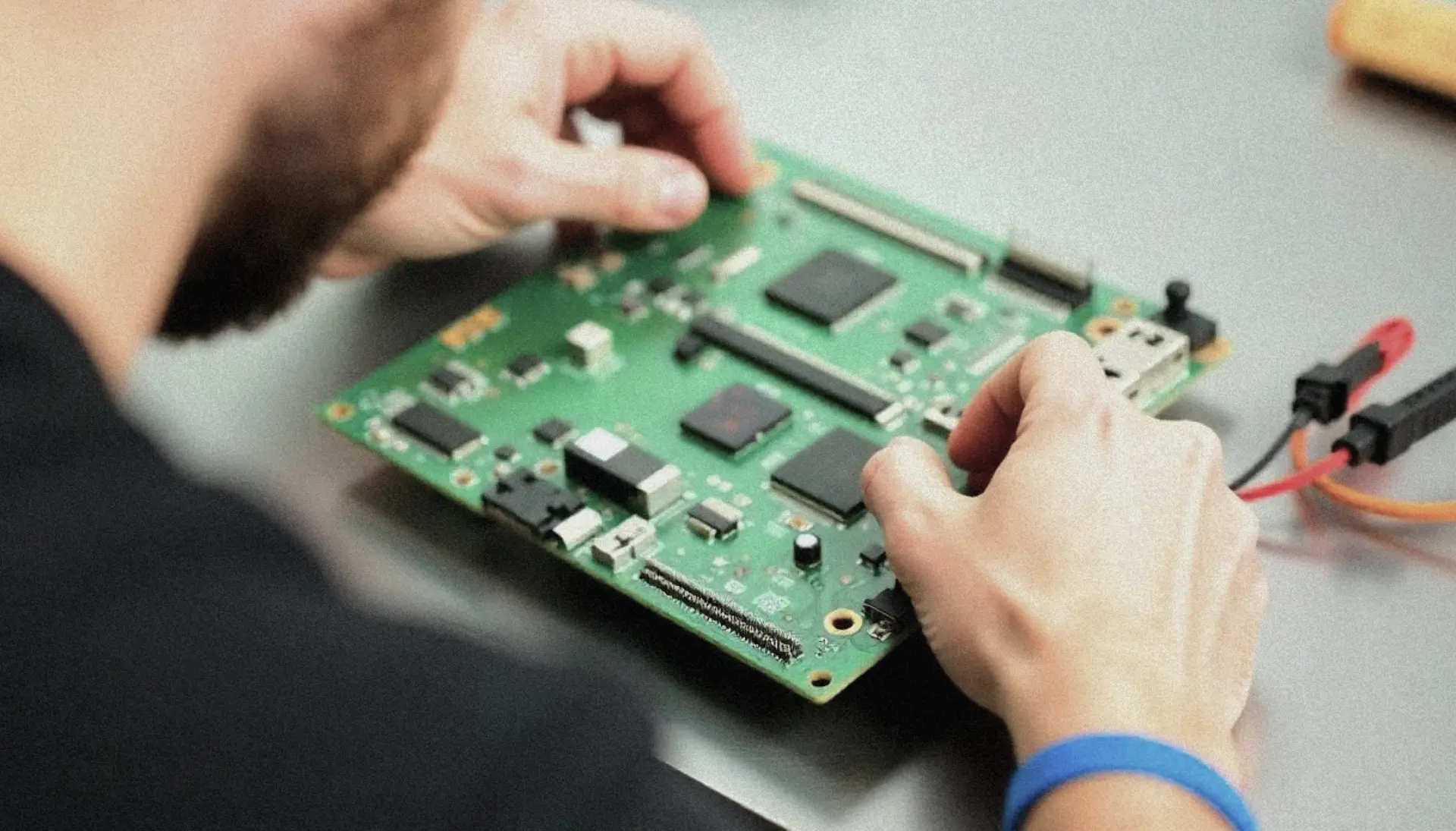 Service technician repairs Heidenhain servonaped at Neethsel HK