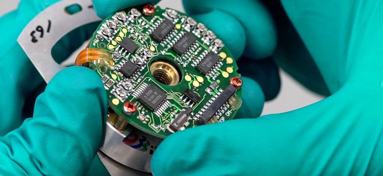 Repairing the econder in Neethsel HK